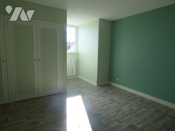 Maison en agglomérés sous tuiles, comprenant :
Au rez-de-chaussée : séjour-salon avec cheminée...