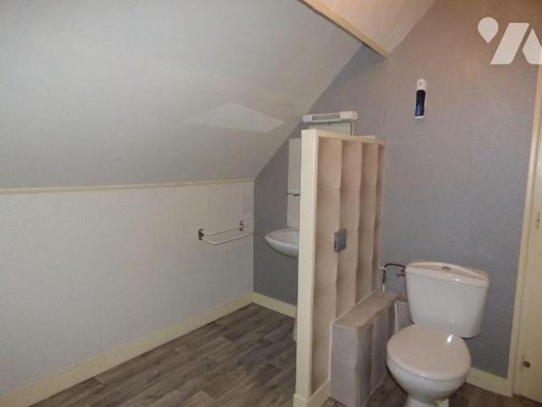 Maison en agglomérés sous tuiles, comprenant :
Au rez-de-chaussée : séjour-salon avec cheminée...