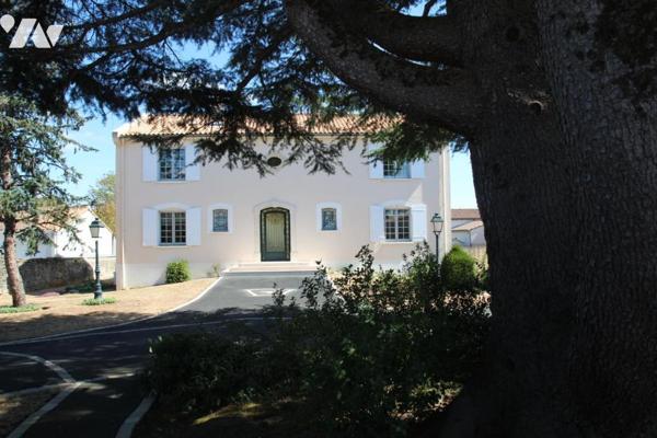 NIORT RECOUVRANCE, TRES BELLE MAISON DE CARACTERE DE 265M2 HABITABLE AVC PISCINE
