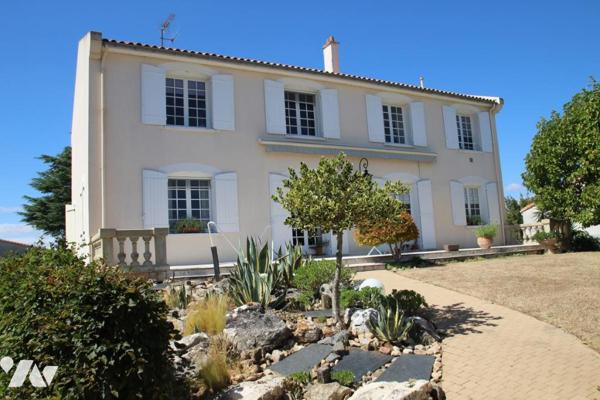NIORT RECOUVRANCE, TRES BELLE MAISON DE CARACTERE DE 265M2 HABITABLE AVC PISCINE