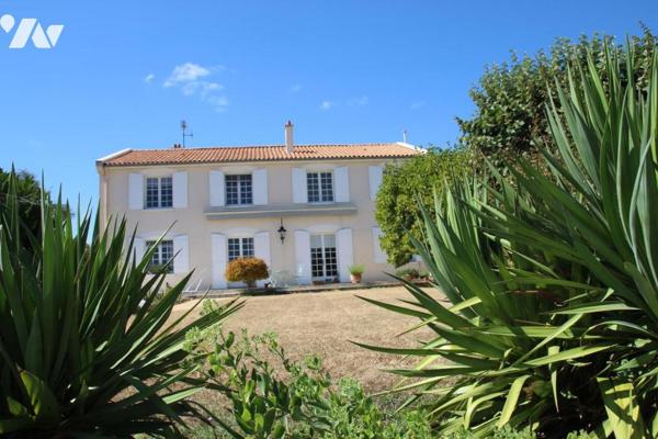 NIORT RECOUVRANCE, TRES BELLE MAISON DE CARACTERE DE 265M2 HABITABLE AVC PISCINE
