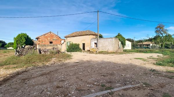 A vendre à Carpentras, secteur Peyrière - Saint Roch - Mas à rénover et terrain constructible : Donnez vie à votre projet!