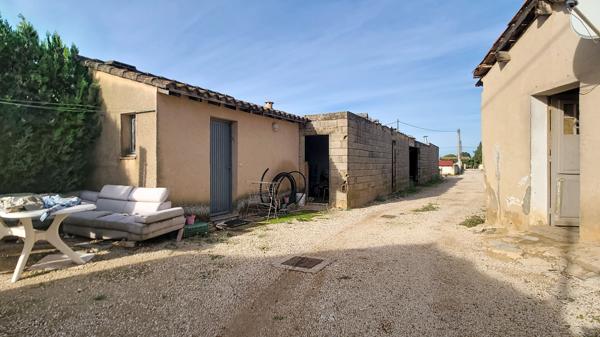 A vendre à Carpentras, secteur Peyrière - Saint Roch - Mas à rénover et terrain constructible : Donnez vie à votre projet!
