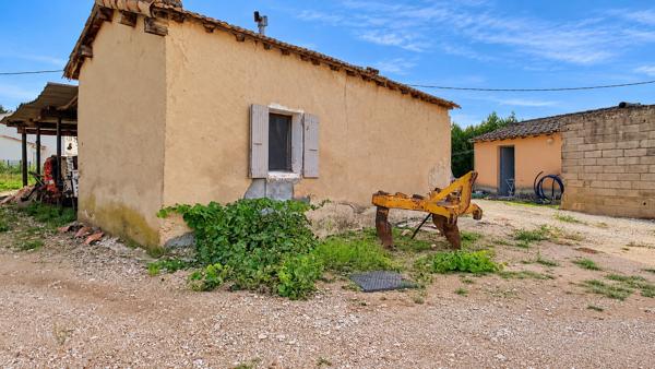 A vendre à Carpentras, secteur Peyrière - Saint Roch - Mas à rénover et terrain constructible : Donnez vie à votre projet!