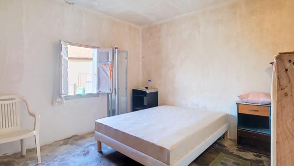 A vendre à Carpentras, secteur Peyrière - Saint Roch - Mas à rénover et terrain constructible : Donnez vie à votre projet!