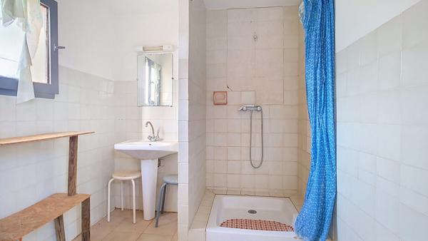 A vendre à Carpentras, secteur Peyrière - Saint Roch - Mas à rénover et terrain constructible : Donnez vie à votre projet!