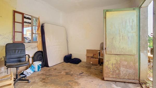 A vendre à Carpentras, secteur Peyrière - Saint Roch - Mas à rénover et terrain constructible : Donnez vie à votre projet!