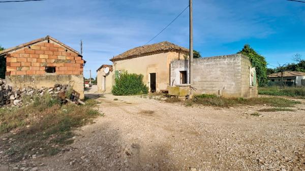A vendre à Carpentras, secteur Peyrière - Saint Roch - Mas à rénover et terrain constructible : Donnez vie à votre projet!