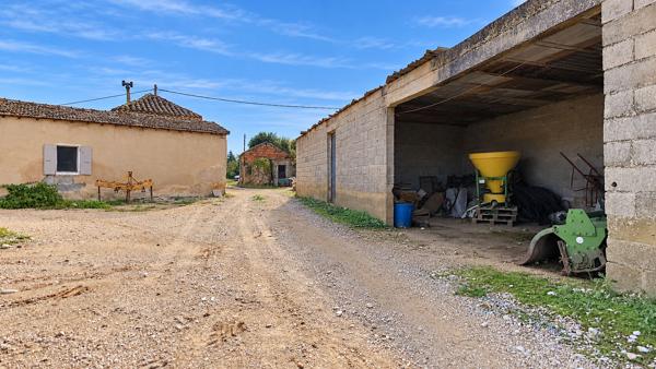 A vendre à Carpentras, secteur Peyrière - Saint Roch - Mas à rénover et terrain constructible : Donnez vie à votre projet!