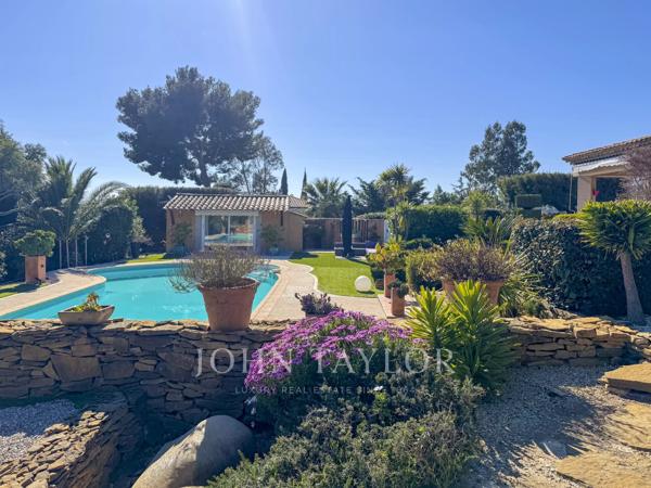 Villa provençale avec dépendances, piscine et terrain de 5 000 m² – aperçu mer