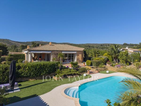 Villa provençale avec dépendances, piscine et terrain de 5 000 m² – aperçu mer