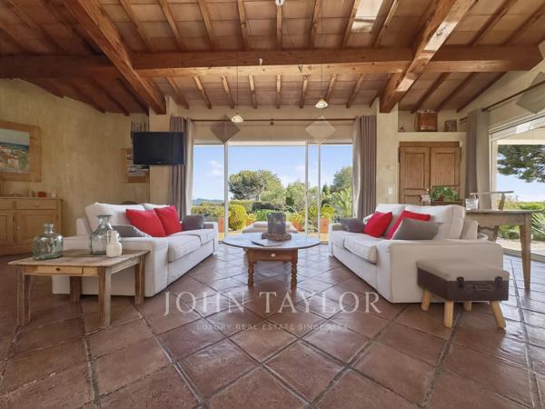 Villa provençale avec dépendances, piscine et terrain de 5 000 m² – aperçu mer
