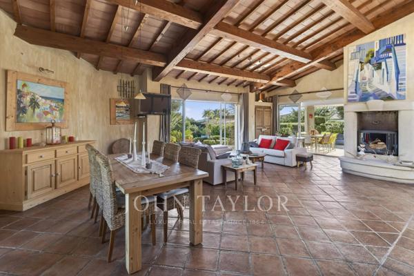 Villa provençale avec dépendances, piscine et terrain de 5 000 m² – aperçu mer