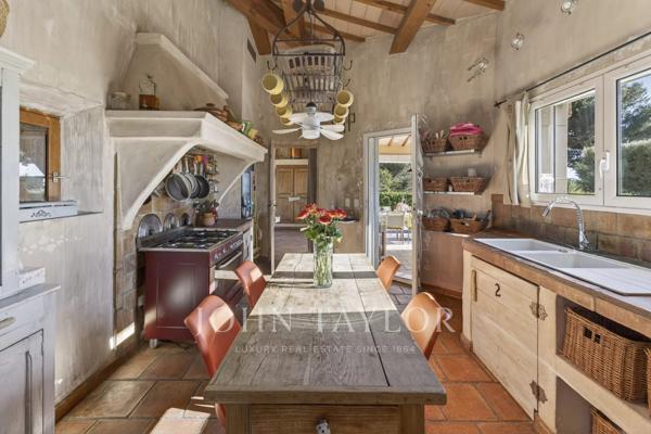 Villa provençale avec dépendances, piscine et terrain de 5 000 m² – aperçu mer