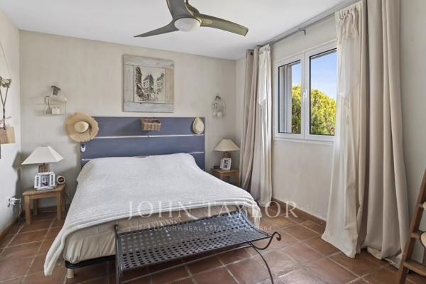 Villa provençale avec dépendances, piscine et terrain de 5 000 m² – aperçu mer