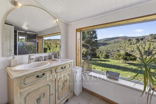 Villa provençale avec dépendances, piscine et terrain de 5 000 m² – aperçu mer