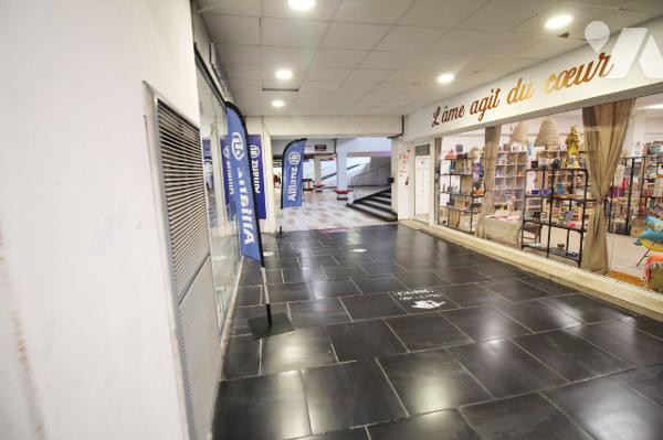 Local commercial (100m2, LIBRE) au RDC + réserve dans le quartier du Cabot (Rouvière, 9e)