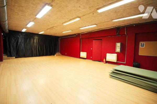 Local commercial (100m2, LIBRE) au RDC + réserve dans le quartier du Cabot (Rouvière, 9e)