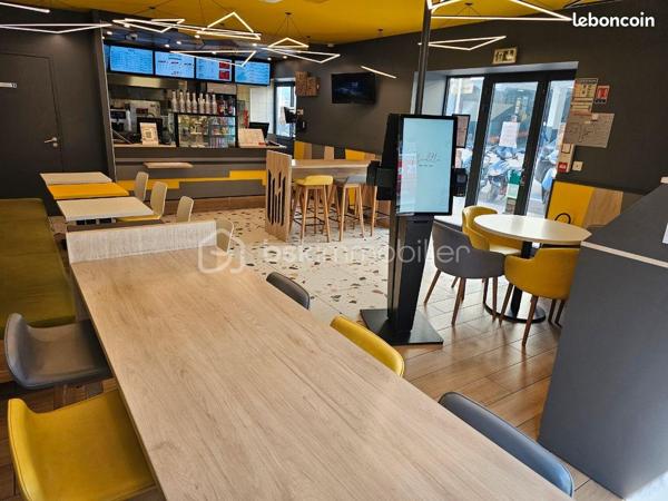 CESSION DE FONDS DE COMMERCE – RESTAURATION – CANNES

PIZZERIA • PÂTES • SALADES

Situé au cœur d'une rue très passante de Cannes, ce fonds de commerce de restauration bénéficie d'un emplacement stratégique, d'une excellente visibilité et d'une clientèle fidèle. L'établissement affiche une croissance constante de son chiffre d'affaires et constitue une opportunité idéale pour un professionnel souhaitant reprendre une activité rentable, clé en main.

Des locaux parfaitement agencés
85 m² en rez-de-chaussée comprenant une salle de restauration et une cuisine entièrement équipée.
41 m² en sous-sol dédiés au stockage, à la réserve et à l'espace technique.
24 couverts en salle.
Terrasse de 16 couverts.

L'établissement est en excellent état, entièrement équipé et ne nécessite aucun investissement.

Activité
Restauration sur place et à emporter.
Spécialités : pizzas, pâtes et salades.
Concept reconnu avec une excellente réputation.
Clientèle locale et touristique, fidèle et régulière.
Performances financières
Loyer : 3 772 € TTC charges comprises / mois
Taxe foncière : 2 500 € / an

Chiffre d'affaires :

2023 : 609 339 €
2024 : 819 591 € (+34 %)
2025 : 920 000 € (+12 %)

Une progression continue du chiffre d'affaires qui témoigne de la qualité de l'exploitation, de la notoriété de l'établissement et de son fort potentiel.

Les atouts
Rentabilité démontrée.
Outil de travail clé en main.
Exploitation parfaitement optimisée.
Emplacement premium dans une rue à très fort passage.
Potentiel de développement important : livraison, digitalisation, élargissement des horaires d'ouverture et diversification de l'offre.

Une opportunité rare à Cannes pour reprendre une affaire saine, rentable et en pleine croissance.