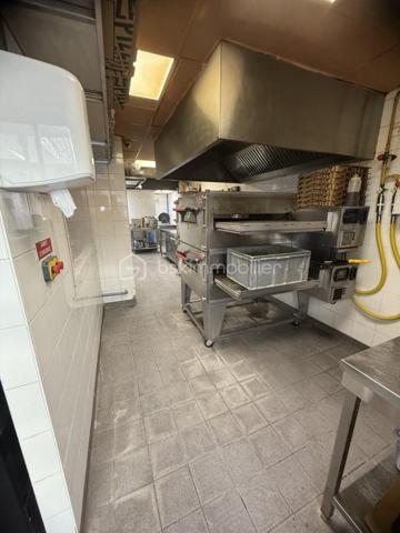CESSION DE FONDS DE COMMERCE – RESTAURATION – CANNES

PIZZERIA • PÂTES • SALADES

Situé au cœur d'une rue très passante de Cannes, ce fonds de commerce de restauration bénéficie d'un emplacement stratégique, d'une excellente visibilité et d'une clientèle fidèle. L'établissement affiche une croissance constante de son chiffre d'affaires et constitue une opportunité idéale pour un professionnel souhaitant reprendre une activité rentable, clé en main.

Des locaux parfaitement agencés
85 m² en rez-de-chaussée comprenant une salle de restauration et une cuisine entièrement équipée.
41 m² en sous-sol dédiés au stockage, à la réserve et à l'espace technique.
24 couverts en salle.
Terrasse de 16 couverts.

L'établissement est en excellent état, entièrement équipé et ne nécessite aucun investissement.

Activité
Restauration sur place et à emporter.
Spécialités : pizzas, pâtes et salades.
Concept reconnu avec une excellente réputation.
Clientèle locale et touristique, fidèle et régulière.
Performances financières
Loyer : 3 772 € TTC charges comprises / mois
Taxe foncière : 2 500 € / an

Chiffre d'affaires :

2023 : 609 339 €
2024 : 819 591 € (+34 %)
2025 : 920 000 € (+12 %)

Une progression continue du chiffre d'affaires qui témoigne de la qualité de l'exploitation, de la notoriété de l'établissement et de son fort potentiel.

Les atouts
Rentabilité démontrée.
Outil de travail clé en main.
Exploitation parfaitement optimisée.
Emplacement premium dans une rue à très fort passage.
Potentiel de développement important : livraison, digitalisation, élargissement des horaires d'ouverture et diversification de l'offre.

Une opportunité rare à Cannes pour reprendre une affaire saine, rentable et en pleine croissance.