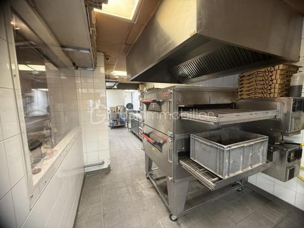 CESSION DE FONDS DE COMMERCE – RESTAURATION – CANNES

PIZZERIA • PÂTES • SALADES

Situé au cœur d'une rue très passante de Cannes, ce fonds de commerce de restauration bénéficie d'un emplacement stratégique, d'une excellente visibilité et d'une clientèle fidèle. L'établissement affiche une croissance constante de son chiffre d'affaires et constitue une opportunité idéale pour un professionnel souhaitant reprendre une activité rentable, clé en main.

Des locaux parfaitement agencés
85 m² en rez-de-chaussée comprenant une salle de restauration et une cuisine entièrement équipée.
41 m² en sous-sol dédiés au stockage, à la réserve et à l'espace technique.
24 couverts en salle.
Terrasse de 16 couverts.

L'établissement est en excellent état, entièrement équipé et ne nécessite aucun investissement.

Activité
Restauration sur place et à emporter.
Spécialités : pizzas, pâtes et salades.
Concept reconnu avec une excellente réputation.
Clientèle locale et touristique, fidèle et régulière.
Performances financières
Loyer : 3 772 € TTC charges comprises / mois
Taxe foncière : 2 500 € / an

Chiffre d'affaires :

2023 : 609 339 €
2024 : 819 591 € (+34 %)
2025 : 920 000 € (+12 %)

Une progression continue du chiffre d'affaires qui témoigne de la qualité de l'exploitation, de la notoriété de l'établissement et de son fort potentiel.

Les atouts
Rentabilité démontrée.
Outil de travail clé en main.
Exploitation parfaitement optimisée.
Emplacement premium dans une rue à très fort passage.
Potentiel de développement important : livraison, digitalisation, élargissement des horaires d'ouverture et diversification de l'offre.

Une opportunité rare à Cannes pour reprendre une affaire saine, rentable et en pleine croissance.