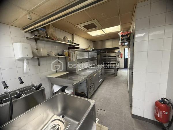 CESSION DE FONDS DE COMMERCE – RESTAURATION – CANNES

PIZZERIA • PÂTES • SALADES

Situé au cœur d'une rue très passante de Cannes, ce fonds de commerce de restauration bénéficie d'un emplacement stratégique, d'une excellente visibilité et d'une clientèle fidèle. L'établissement affiche une croissance constante de son chiffre d'affaires et constitue une opportunité idéale pour un professionnel souhaitant reprendre une activité rentable, clé en main.

Des locaux parfaitement agencés
85 m² en rez-de-chaussée comprenant une salle de restauration et une cuisine entièrement équipée.
41 m² en sous-sol dédiés au stockage, à la réserve et à l'espace technique.
24 couverts en salle.
Terrasse de 16 couverts.

L'établissement est en excellent état, entièrement équipé et ne nécessite aucun investissement.

Activité
Restauration sur place et à emporter.
Spécialités : pizzas, pâtes et salades.
Concept reconnu avec une excellente réputation.
Clientèle locale et touristique, fidèle et régulière.
Performances financières
Loyer : 3 772 € TTC charges comprises / mois
Taxe foncière : 2 500 € / an

Chiffre d'affaires :

2023 : 609 339 €
2024 : 819 591 € (+34 %)
2025 : 920 000 € (+12 %)

Une progression continue du chiffre d'affaires qui témoigne de la qualité de l'exploitation, de la notoriété de l'établissement et de son fort potentiel.

Les atouts
Rentabilité démontrée.
Outil de travail clé en main.
Exploitation parfaitement optimisée.
Emplacement premium dans une rue à très fort passage.
Potentiel de développement important : livraison, digitalisation, élargissement des horaires d'ouverture et diversification de l'offre.

Une opportunité rare à Cannes pour reprendre une affaire saine, rentable et en pleine croissance.