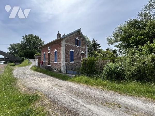 ancienne maison éclusière à rénover avec jardin et garage