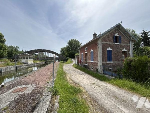 ancienne maison éclusière à rénover avec jardin et garage