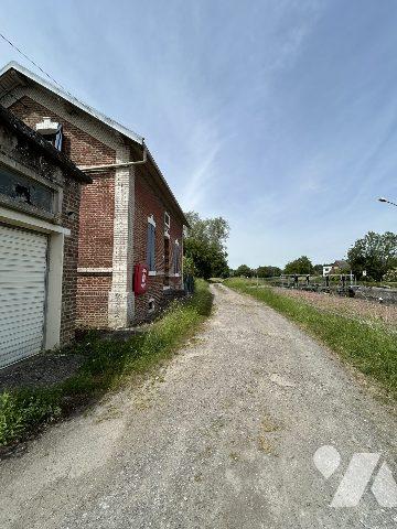 ancienne maison éclusière à rénover avec jardin et garage