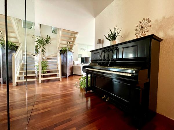 Eraudière - En bord d'Erdre, bel appartement en dernier étage s'ouvrant sur une terrasse exposé sud-ouest. Trois chambres. Acsenseur, pkg extérieur, box en sous-sol et cave.