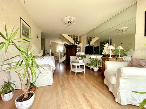 Eraudière - En bord d'Erdre, bel appartement en dernier étage s'ouvrant sur une terrasse exposé sud-ouest. Trois chambres. Acsenseur, pkg extérieur, box en sous-sol et cave.