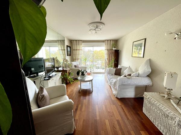 Eraudière - En bord d'Erdre, bel appartement en dernier étage s'ouvrant sur une terrasse exposé sud-ouest. Trois chambres. Acsenseur, pkg extérieur, box en sous-sol et cave.