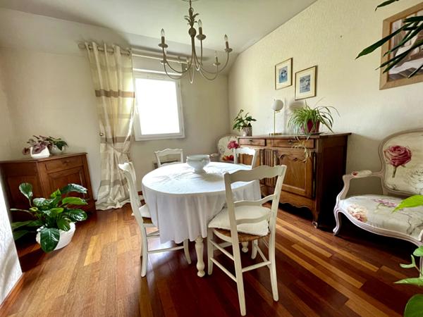 Eraudière - En bord d'Erdre, bel appartement en dernier étage s'ouvrant sur une terrasse exposé sud-ouest. Trois chambres. Acsenseur, pkg extérieur, box en sous-sol et cave.