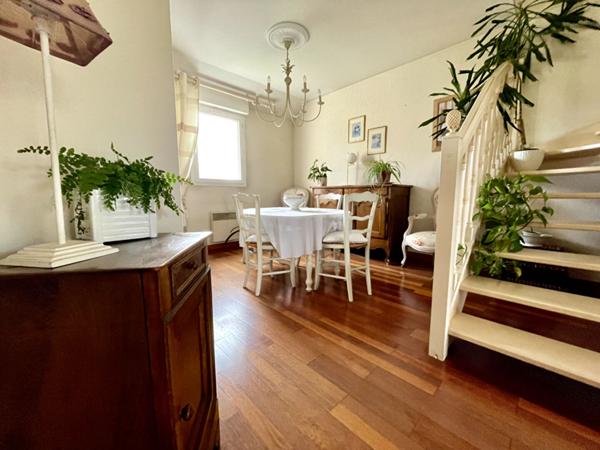 Eraudière - En bord d'Erdre, bel appartement en dernier étage s'ouvrant sur une terrasse exposé sud-ouest. Trois chambres. Acsenseur, pkg extérieur, box en sous-sol et cave.