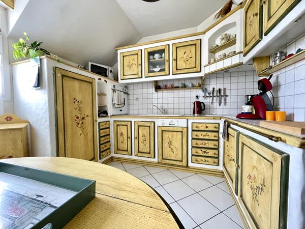 Eraudière - En bord d'Erdre, bel appartement en dernier étage s'ouvrant sur une terrasse exposé sud-ouest. Trois chambres. Acsenseur, pkg extérieur, box en sous-sol et cave.