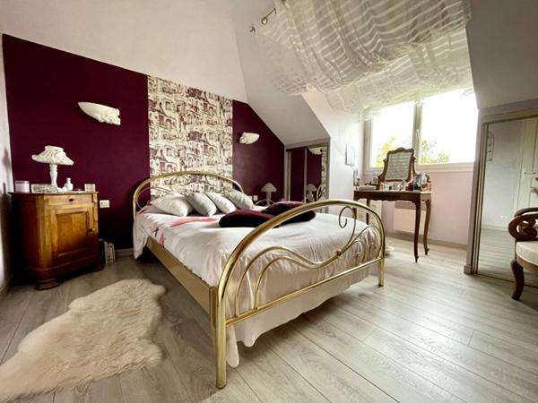 Eraudière - En bord d'Erdre, bel appartement en dernier étage s'ouvrant sur une terrasse exposé sud-ouest. Trois chambres. Acsenseur, pkg extérieur, box en sous-sol et cave.