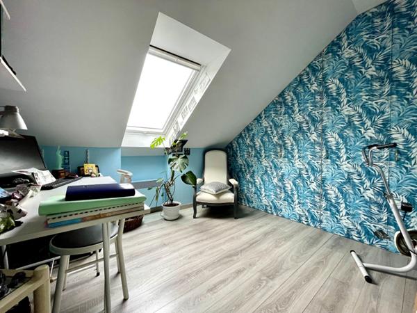 Eraudière - En bord d'Erdre, bel appartement en dernier étage s'ouvrant sur une terrasse exposé sud-ouest. Trois chambres. Acsenseur, pkg extérieur, box en sous-sol et cave.