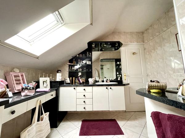 Eraudière - En bord d'Erdre, bel appartement en dernier étage s'ouvrant sur une terrasse exposé sud-ouest. Trois chambres. Acsenseur, pkg extérieur, box en sous-sol et cave.