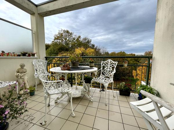 Eraudière - En bord d'Erdre, bel appartement en dernier étage s'ouvrant sur une terrasse exposé sud-ouest. Trois chambres. Acsenseur, pkg extérieur, box en sous-sol et cave.