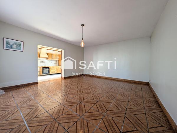 GRANDE MAISON INDIVIDUELLE, DEUX GARAGES, JARDIN