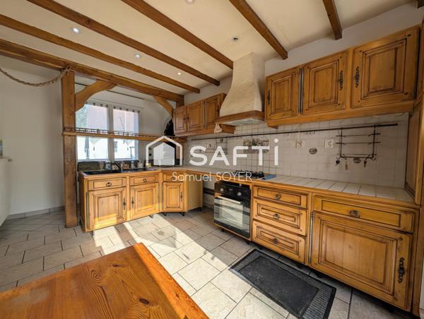 GRANDE MAISON INDIVIDUELLE, DEUX GARAGES, JARDIN