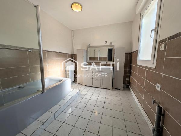 GRANDE MAISON INDIVIDUELLE, DEUX GARAGES, JARDIN