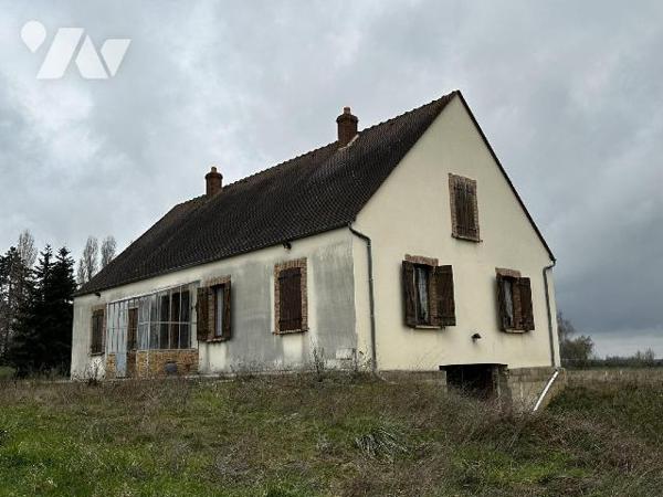 Maison individuelle comprenant une entrée menant à un dégagement desservant une chambre, une sa...