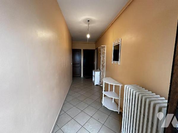 Maison individuelle comprenant une entrée menant à un dégagement desservant une chambre, une sa...