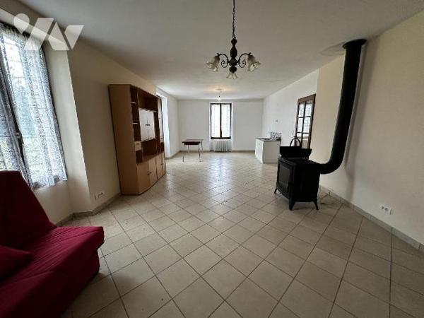 Maison individuelle comprenant une entrée menant à un dégagement desservant une chambre, une sa...