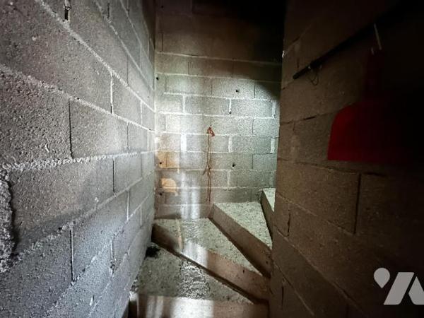 Maison individuelle comprenant une entrée menant à un dégagement desservant une chambre, une sa...