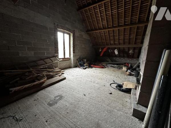 Maison individuelle comprenant une entrée menant à un dégagement desservant une chambre, une sa...