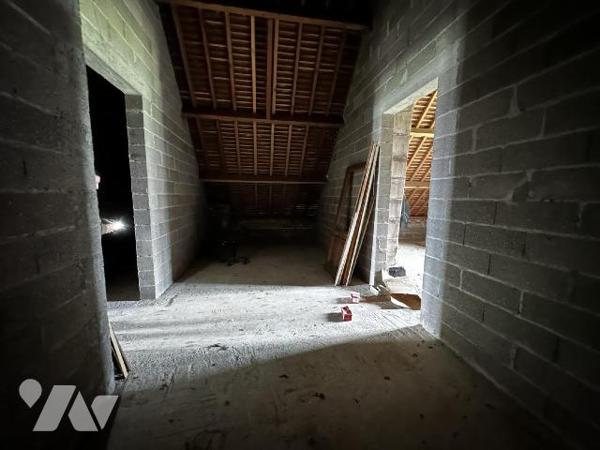Maison individuelle comprenant une entrée menant à un dégagement desservant une chambre, une sa...