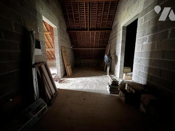Maison individuelle comprenant une entrée menant à un dégagement desservant une chambre, une sa...