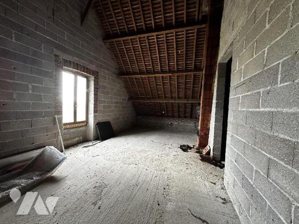 Maison individuelle comprenant une entrée menant à un dégagement desservant une chambre, une sa...